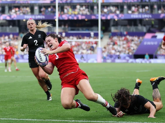 Alysha Corrigan #3 of Team Canada scores her team’s second try while under pressure from Portia Woodman-Wickliffe #11 of Team New Zealand. (Photo by Michael Steele/Getty Images)  