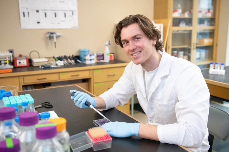 UPEI student receives Beatrice Hunter Cancer Research Institute